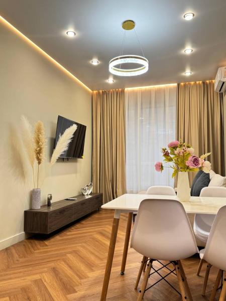 Центр города 2 room meridian apartments super new modern, Забронировать  Отели Алматы с парковкой, рядом с Станция метро Жибек Жолы, Парковка