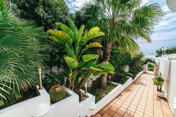 Beachfront Villa, Забронировать  Отели Коста-Бланка с парковкой, Парковка