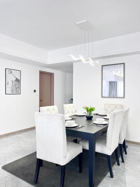 metro living retreat three bedroom apartment with swimming pool, fully equipped gym, ample parking space, and proximity to major shopping malls, Забронировать Апартаменты/квартира Найроби Руанда, рядом с Adams Arcade Shopping Centre
