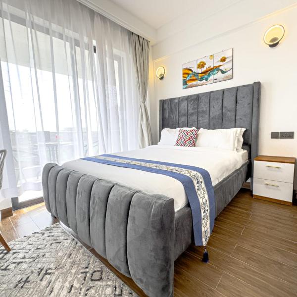 Executive living three bedroom apartment with fully equipped gym swimming pool children playing ground and amazing scenic city views, Забронировать Апартаменты/квартира Отели Найроби с парковкой, рядом с Adams Arcade Shopping Centre, Парковка