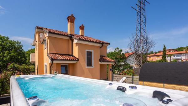 House Luka by Villas Guide, Забронировать  Отели Opatija Riviera с парковкой, Парковка
