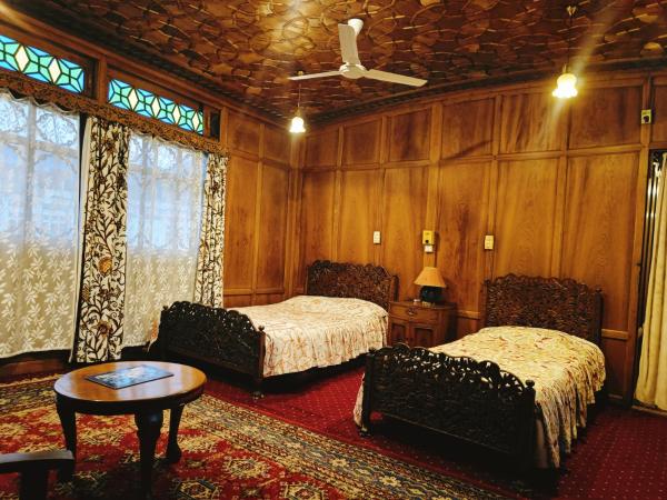 Bambri Palace, Забронировать  Джамб штат Махараштра