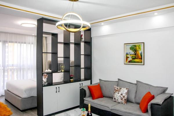 lovely fully furnished studio apartment in kilimani with unbeatable city views, Забронировать  Отели Найроби с парковкой, рядом с Nairobi Arboretum, Парковка