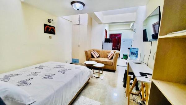 luxurious fully furnished two bedroom apartment with amazing city views heated swimming pool fully equipped gym with a child play area and ample parking space, Забронировать  Отели Найроби с парковкой, рядом с Nairobi Arboretum, Парковка