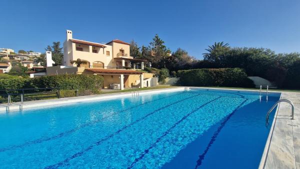 Villa Almy - shared pool with 1 house, Забронировать  Отели Анависсос с парковкой, Парковка