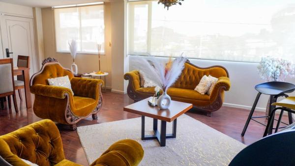 Mustard Apartment -Centrally located in Cuenca, Забронировать  Отели Куэнка с парковкой, рядом с Cuenca  New Cathedral, Парковка
