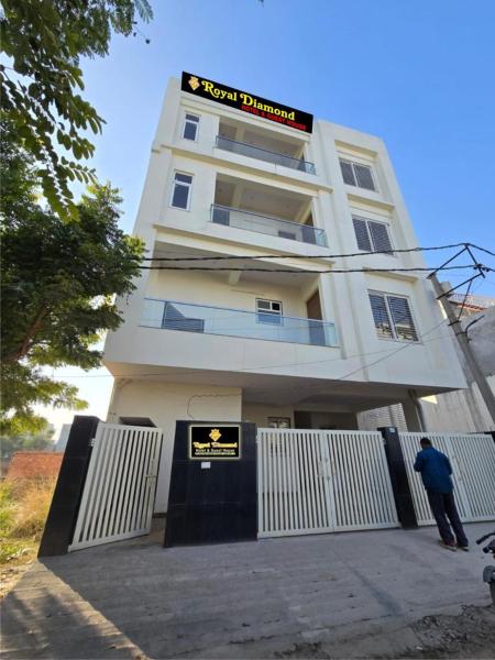 Royal Diamond Hotel & Guest house, Забронировать  Отели штата Уттар-Прадеша с парковкой, Парковка
