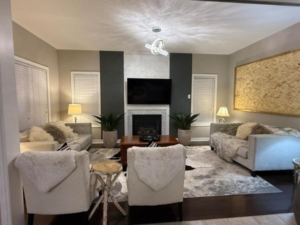Luxurious Villa 3 Living Rooms, 1 sofa bed, 4 bedrooms, 4 Beds, 4 Toilets, 1 hour To Toronto, Забронировать  Отели Ошава с парковкой, Парковка