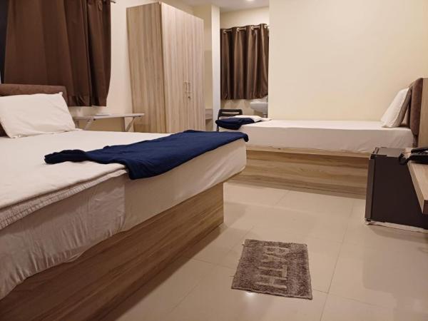 Sahasra Sree Suites Inn, Забронировать  Отели Hyderabad Region с парковкой, Парковка