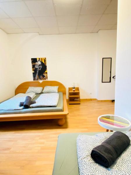 Simple Private Rooms in 3-Bedroom Apartment Near Train Station, Забронировать  Вена Австрия, рядом с Liesing Railway Station