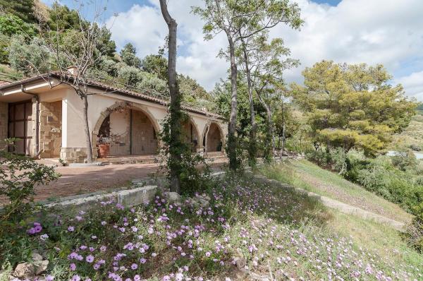 Villa Afrodite, Забронировать  Отели Мондрагоне с парковкой, Парковка