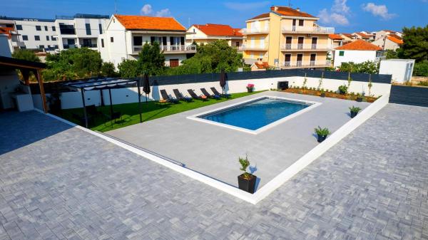House Villa LuNi, Забронировать  Отели Бродарица с бассейном, Бассейн