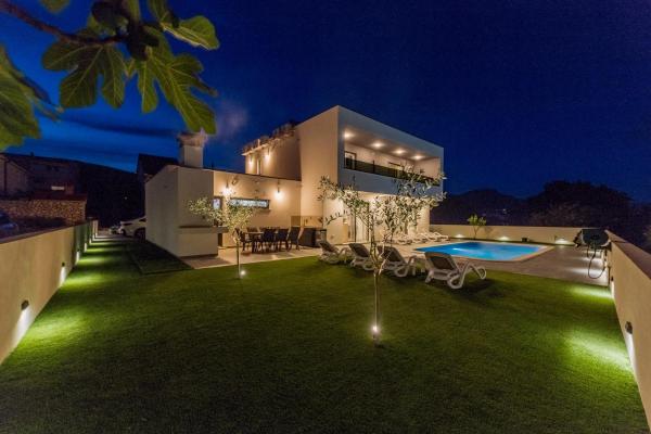 Villa Zlatne NiTi with heated pool, Забронировать  Отели Каштела с парковкой, Парковка
