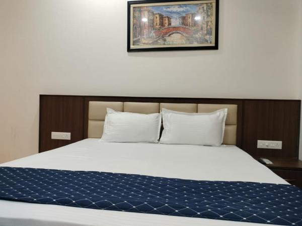 Hotel Rama Stay, Забронировать  Отели штата Уттар-Прадеша с парковкой, Парковка