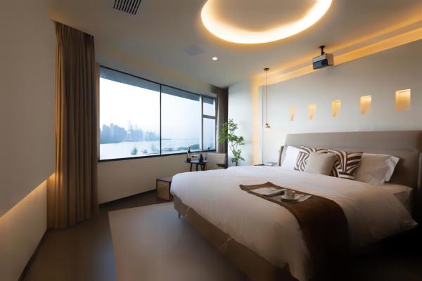 Changsha AquaEdge Hotel Wuyi Square长沙悦己阅湘江酒店, Забронировать  Отели Чанша с парковкой, Парковка