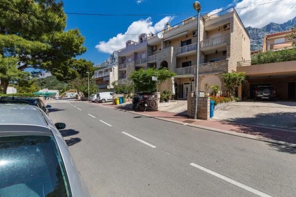 Apartments with parking space Makarska - 24562, Забронировать  Макарска Biokovo Nature Park