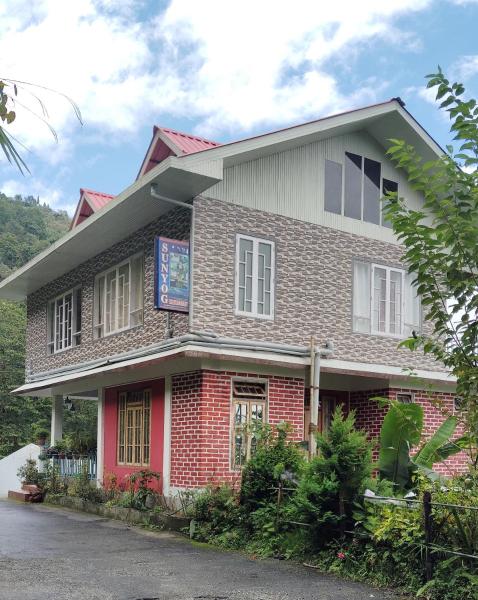 Sunyog Homestay, Забронировать  Отели Педонг с парковкой, Парковка