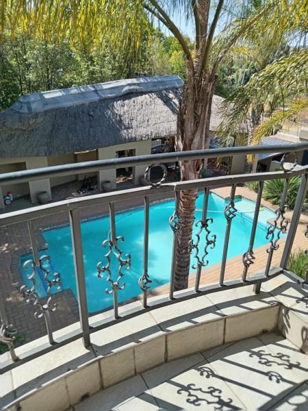 Simon Bekker units 2, Забронировать  Крюгерсдорп West Rand