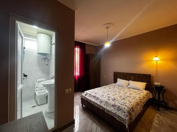 Nargizi guest house, Забронировать  Отели Гонио с парковкой, Парковка