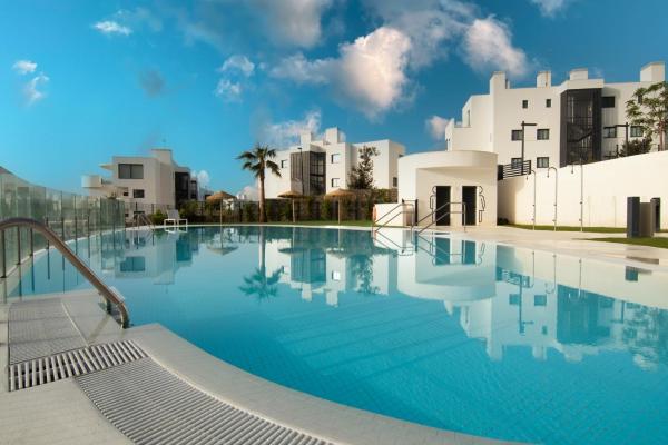 Mara\s Apartments Higuerón West - Garden Villa - 246 m2 of Private Terrace & Garden - Like a House, Забронировать  Отели Фуэнхирола с парковкой, Парковка