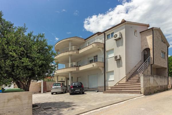 Villa IVANA in Kastela, Забронировать  Отели Каштела с парковкой, Парковка