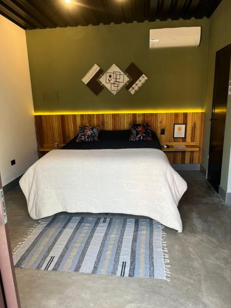 São Roque Chalés 2 - Pet Friendly, Забронировать  Отели Сан-Паулу с парковкой, Парковка