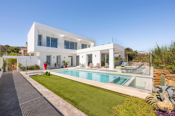 Villa piscine chauffée - Vue mer et Gibraltar, Забронировать  Отели Сан-Роке с парковкой, Парковка