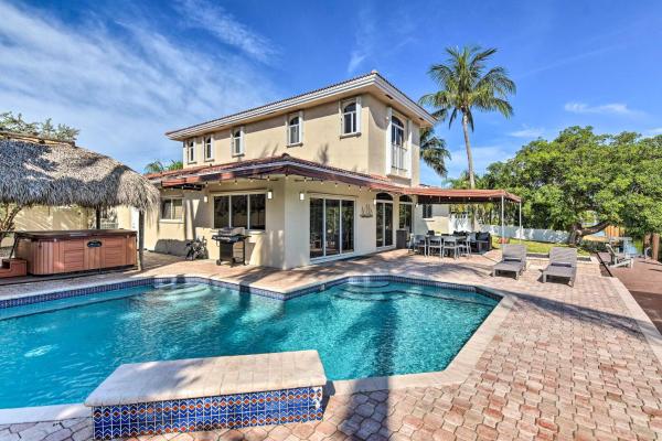 Pompano Beach Villa with Private Pool and Dock, Забронировать  Отели в центре Помпано-Бич, в центре