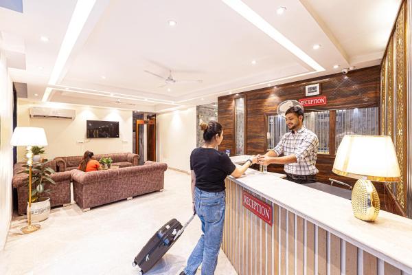 Hotel Emblem Suites Delhi Airport