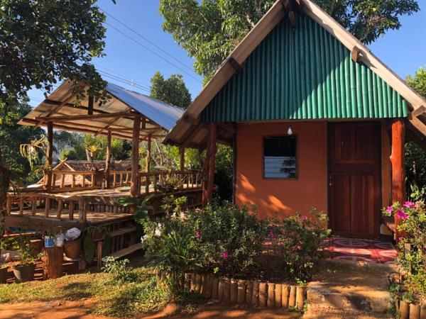 LungKola Homestay, Pang Ung, Mae Hong Son ลุงกอละ โฮมสเตย์ ปางอุ๋ง, Забронировать  Отели Мэхонгсон с парковкой, Парковка