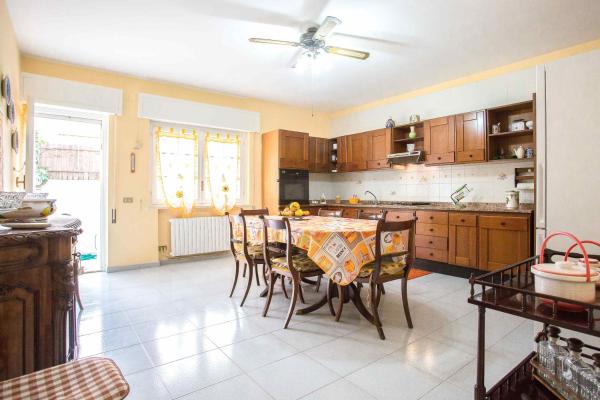 Independent Villa Located a few Minutes Walk From the Beach in Quiet Area, Забронировать  Отели Палермо с парковкой, Парковка