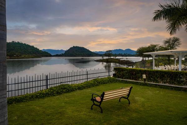 TatSaraasa Resort & Spa, Udaipur, Забронировать Курортный отель Отели штата Раджастхана 5 звезд, 5*