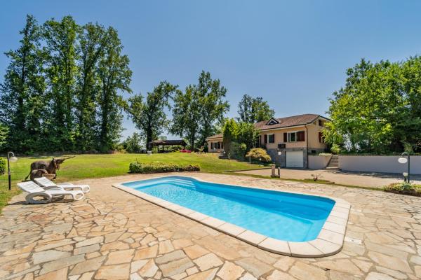 Villa with Pool in Unesco, 4 Room, Parking e Free WiFi, Забронировать  Отели Сан-Дамьяно-д’Асти с бассейном, Бассейн