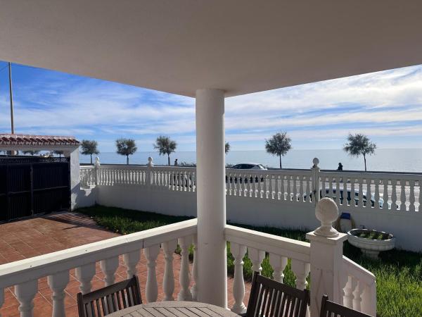 Villa Natalia frente al mar, Забронировать  Отели Бенахарафе с парковкой, Парковка