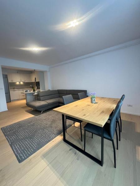 Cozy London Escape, Забронировать  Отели жудец Сучавы с парковкой, Парковка
