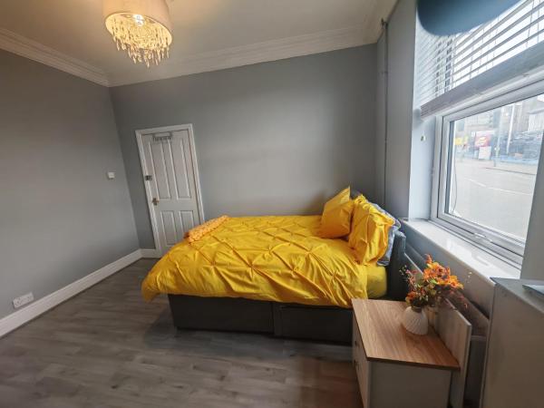 Modern Double Rooms Near Stoke City Centre and Staffordshire Uni, Забронировать  Отели Стаффордшир с парковкой, Парковка