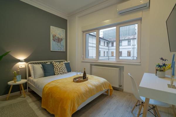 Modern 2-BR Flat near Cismigiu & Universitate - Balcony & Kitchen, Забронировать  Бухарест Muntenia, рядом с Национальный музей истории Румынии