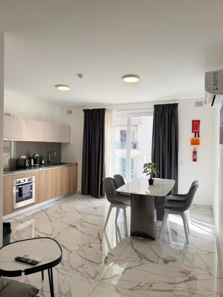 Family Friendly 2 Bedroom Apartment - By HostMT, Забронировать Апартаменты/квартира Сент-Полс-Бей Мальта, рядом с Malta National Aquarium