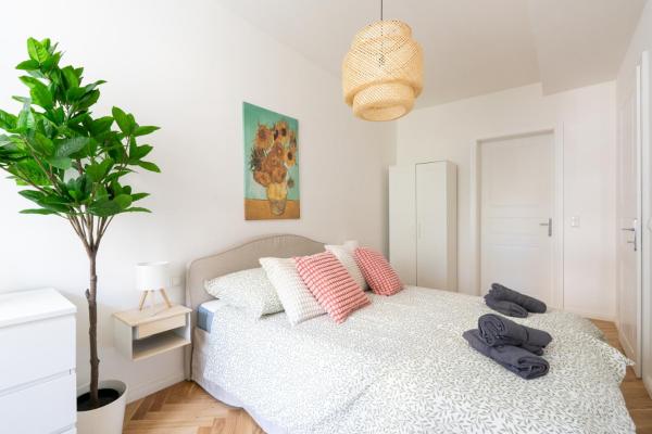 Chic Apartment with Balcony near Center, Забронировать  Отели Вены с парковкой, рядом с Strudlhofstiege, Парковка