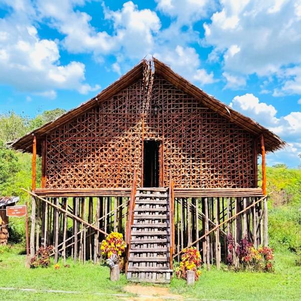 Rumsram Homestay by Rumah Etnik Papua Sorong, Забронировать  Klamono Западное Папуа
