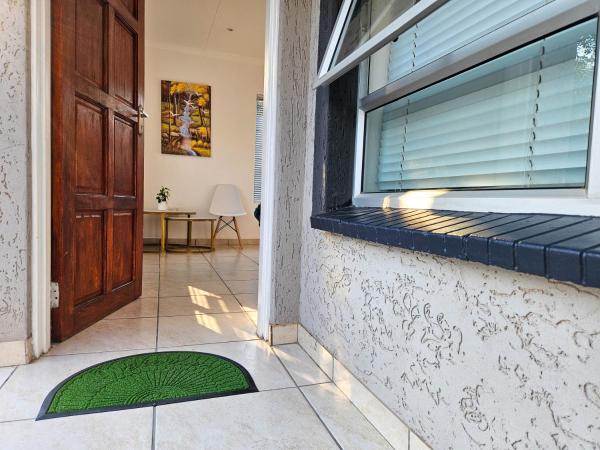 The M GuestHouse, Забронировать  Кемптон-Парк Гаутенг