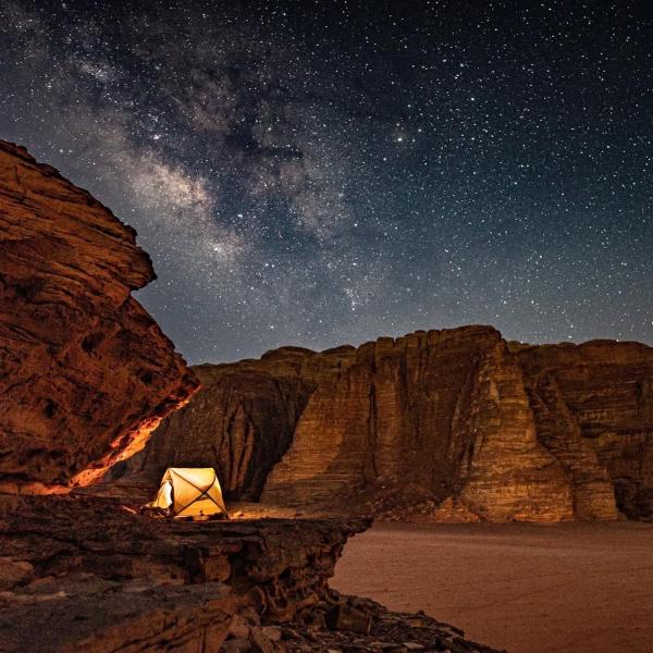 Nomad Heights Authentic Bedouin Cave Experience in Wadi Rum, Забронировать  Отели мухафаза Акабы с парковкой, Парковка