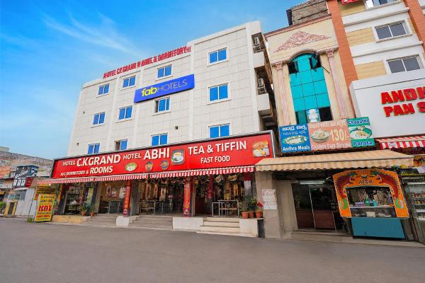 Hotel CK Grand, Забронировать  Отели штата Махараштры с парковкой, Парковка