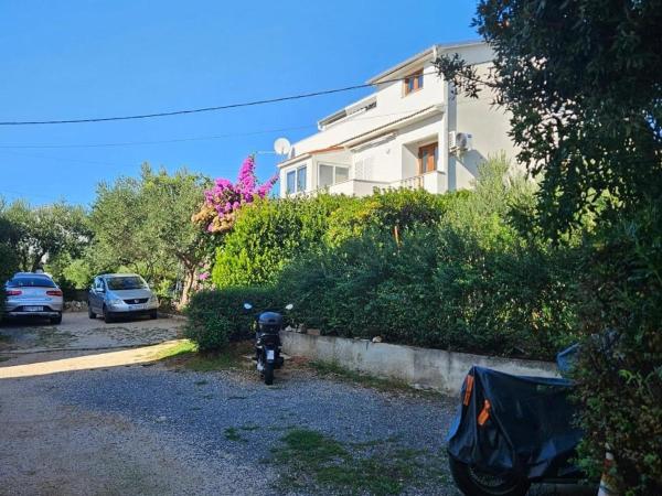 Apartments by the sea Barbat, Rab - 24932, Забронировать  Отели острова Раба с парковкой, Парковка