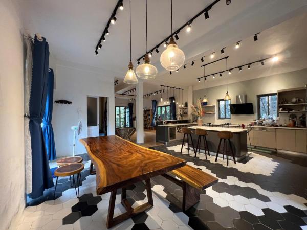 Dốc Mộng Mơ Homestay & Villa, Забронировать  Отели Контум с парковкой, Парковка