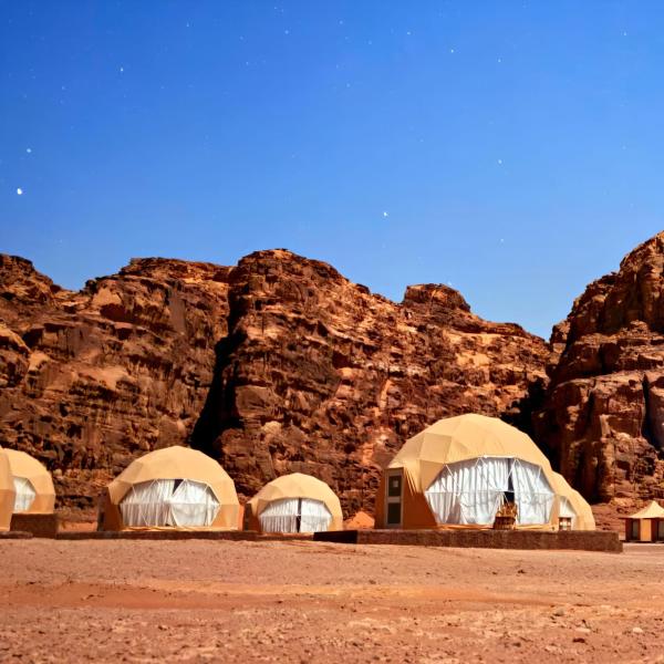Desert Oasis in Wadi Rum Village - Cozy Lodge Room, Забронировать  Отели мухафаза Акабы с парковкой, Парковка