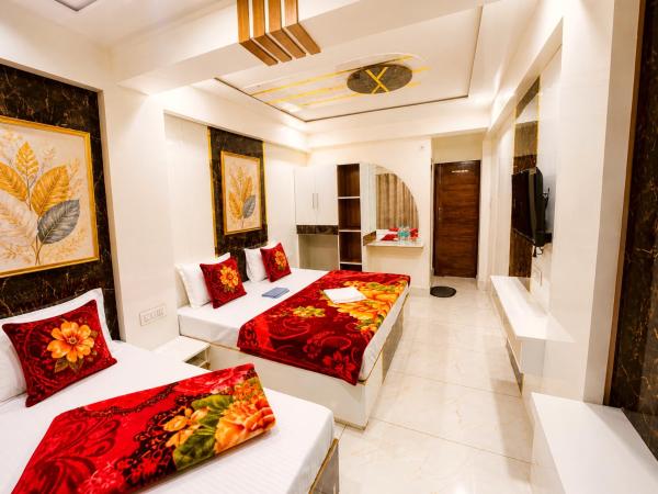 Hotel Sitara Premium, Забронировать  Отели штата Уттар-Прадеша с парковкой, Парковка