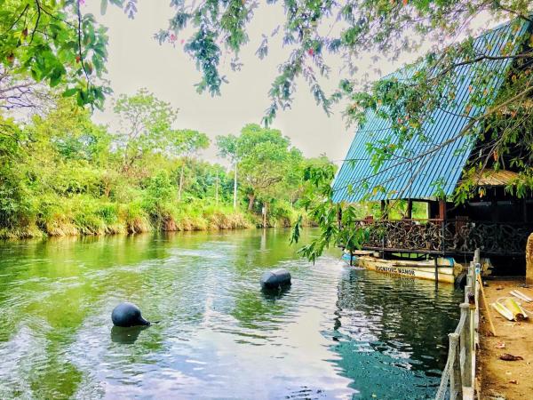 Stone Carving Resort Udawalawa, Забронировать  Отели Ratnapura District с парковкой, Парковка