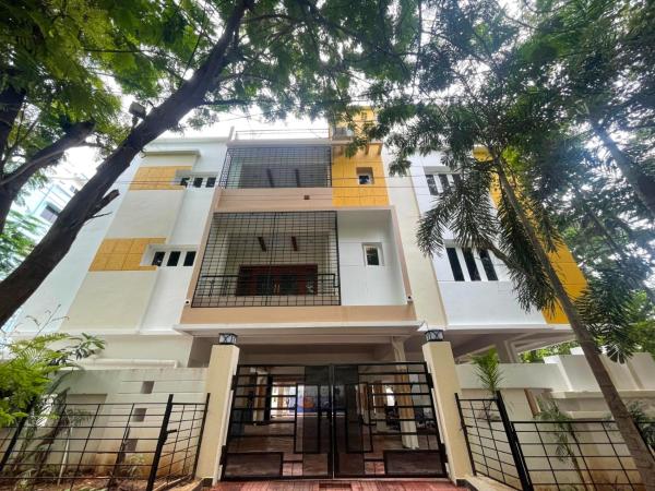 Arrow Service Appartment, Забронировать  Отели Hyderabad Region с парковкой, Парковка
