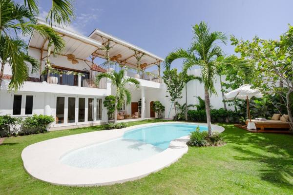 Luxurious & Bespoke Upscale 3BR Villa in Canggu, Забронировать  Чангу Бадунг